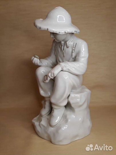 Фарфоровая статуэтка Юный геолог