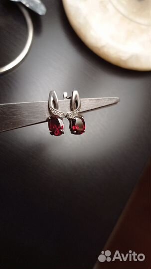 Серебряные серьги с гранатами