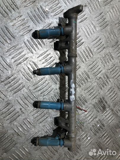 Рейка топливная рампа Toyota Yaris 2005 2011