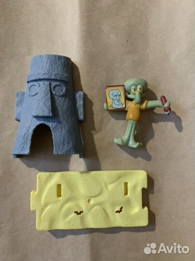 Сквидвард и его домик на подставке