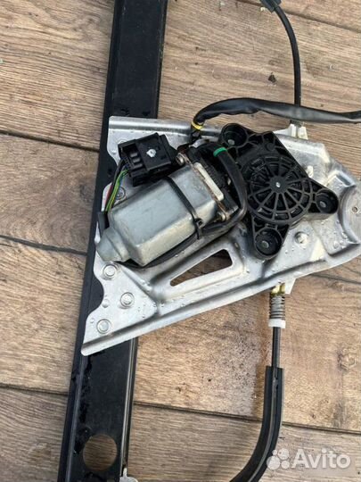 Стеклоподъемник задний левый Mercedes-Benz S220