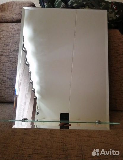 Зеркало с полочкой