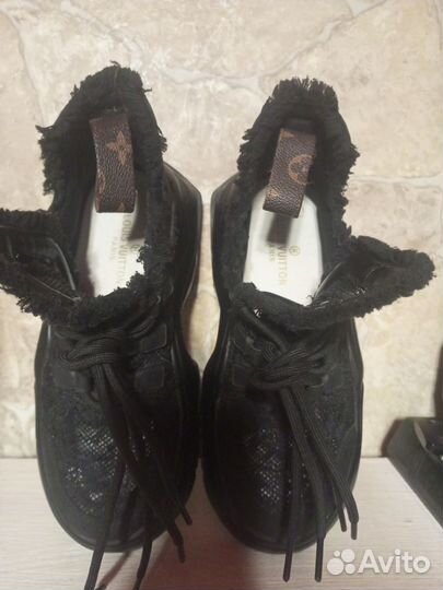 Кроссовки женские