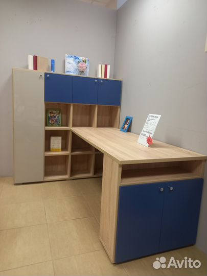 Письменный стол со стеллажом Solo