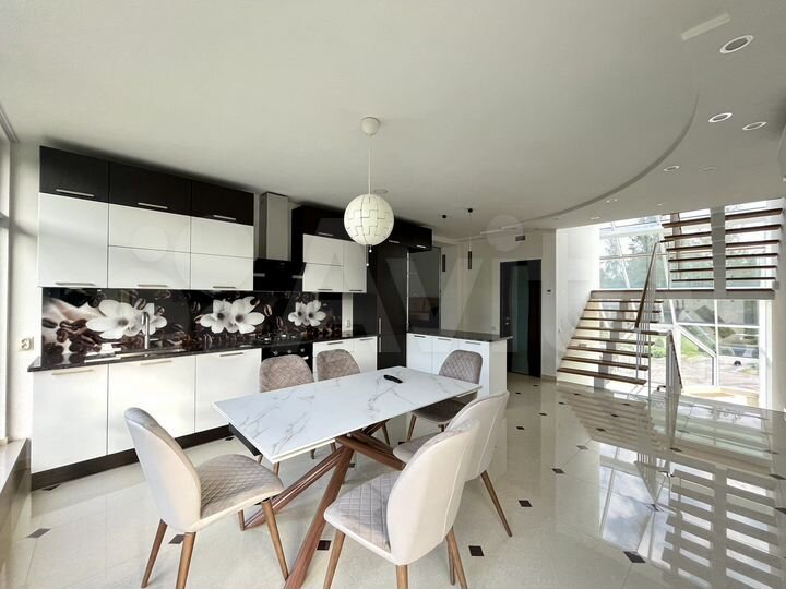 Дом 525 м² на участке 28 сот.