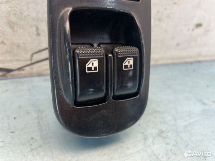 Блок управления стеклоподъемниками передний левый