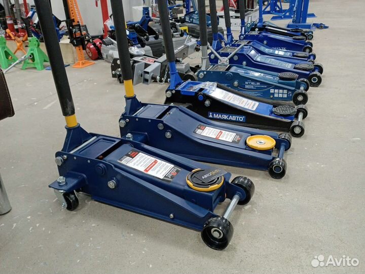 Домкрат подкатной 3 тонны Сервис ключ 75045