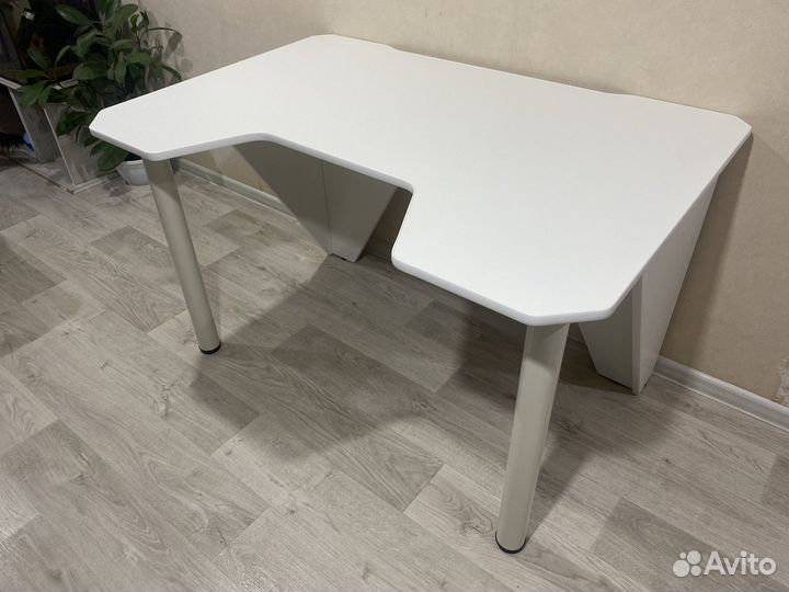 Игровой компьютерный стол