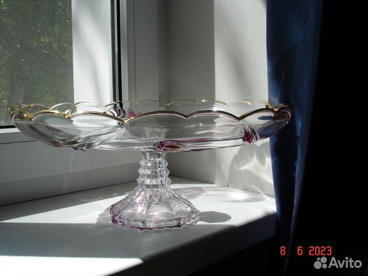 Ваза стеклянная на ножке для торта и фруктов