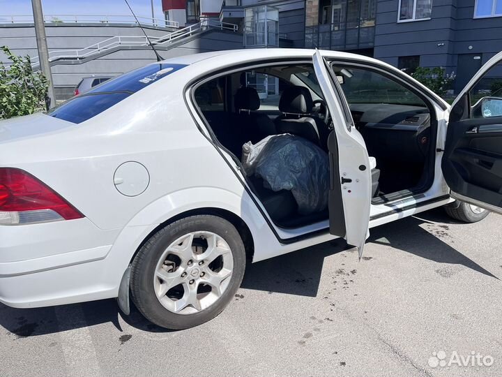 Opel Astra 1.6 МТ, 2013, 240 000 км