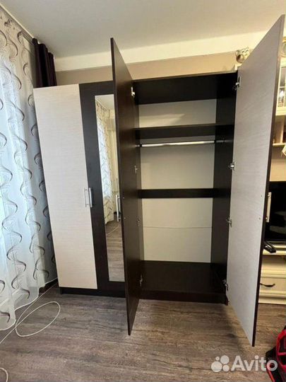 Шкаф новый распашной с зеркалами