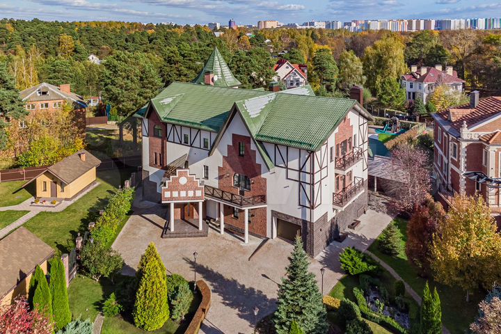 Дом 1200 м² на участке 30 сот.