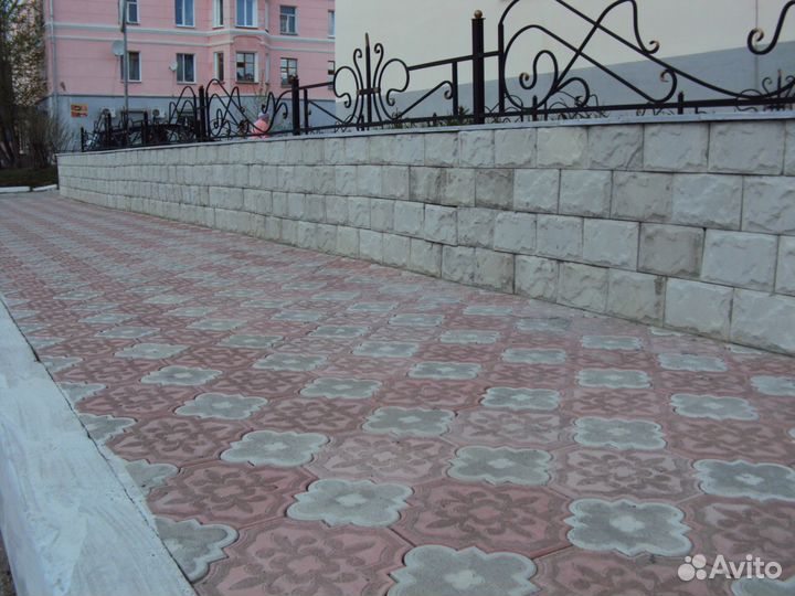 Тротуарная плитка различных цветов и форм