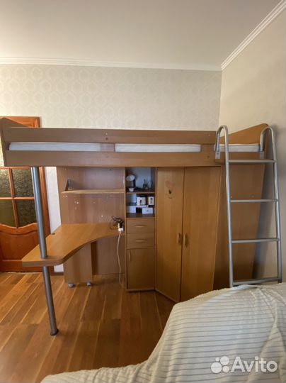 Детский уголок с кроватью и столом