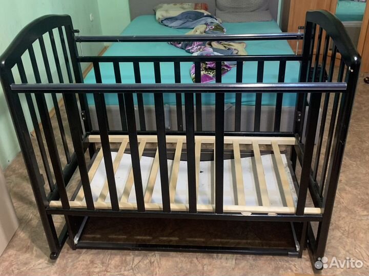 Детская кроватка с маятником и ящиком