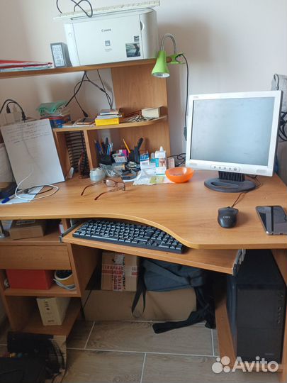 Компьютерный стол для учёбы, работы