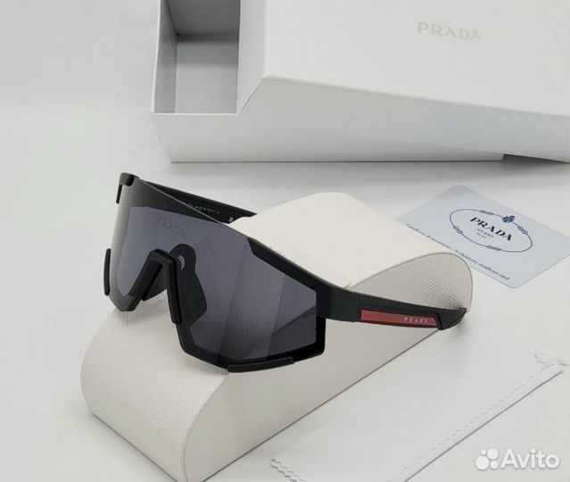 Солнцезащитные очки Prada