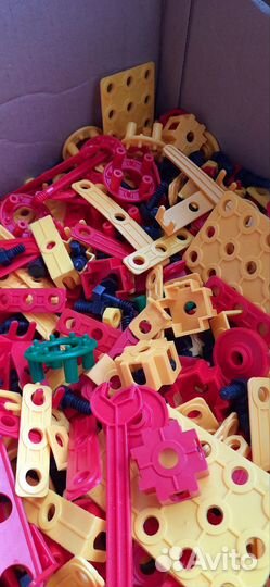 Конструктор 850 деталей 