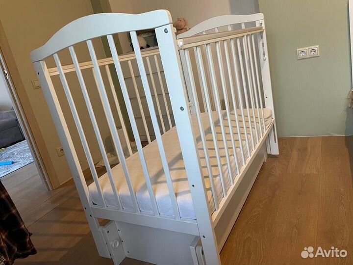 Детская кроватку с маятником