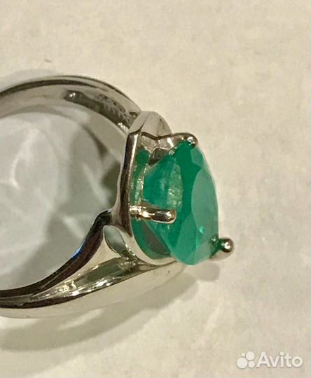 Кольцо с природным изумрудом