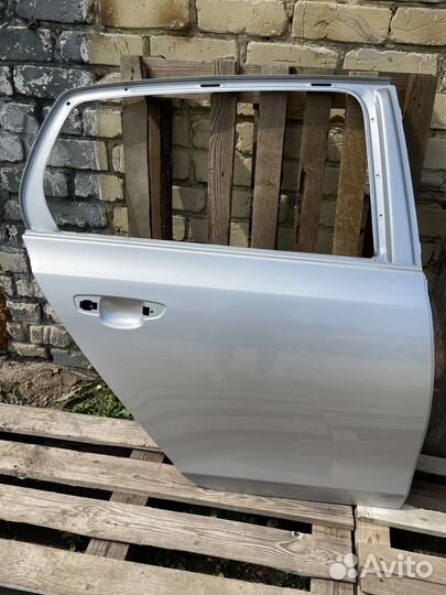 Дверь задняя правая серебристая Фольцваген Гольф 6