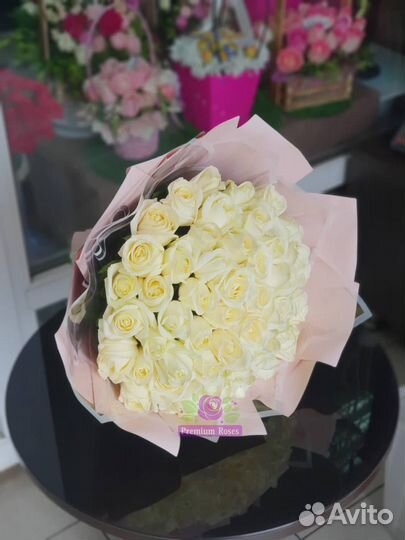 Букет из 51 белой розы в упаковке