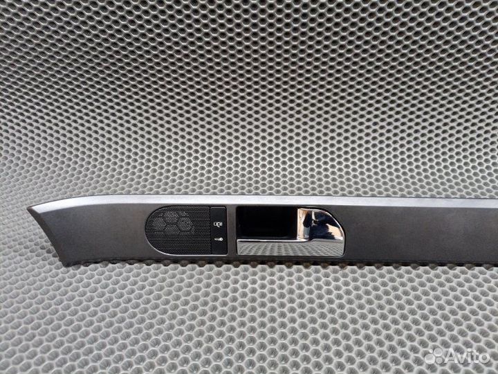 Накладка двери внутренняя перед прав Touareg 02-10