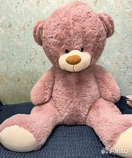 Большой плюшевый медведь