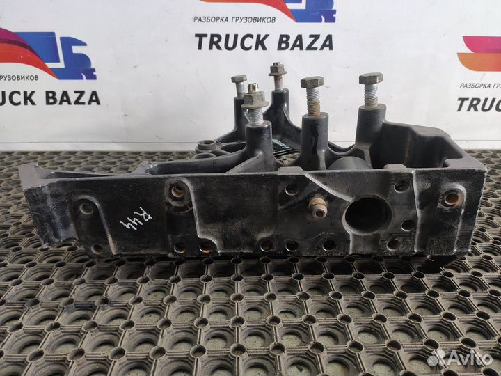 Кронштейн буксировочный левый Renault T