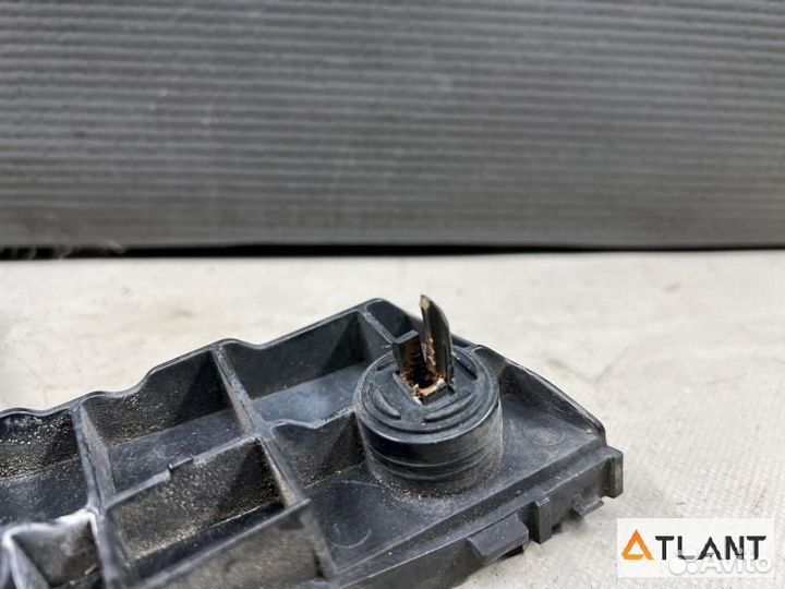 Крепление бампера передняя левая toyota voxy