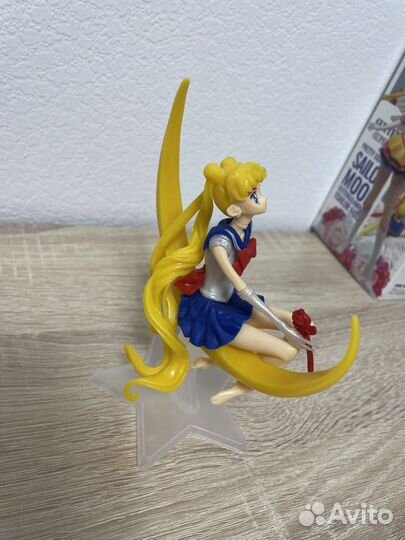Фигурка Sailor moon на луне