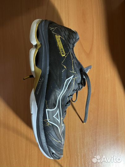 Mizuno wave lightning Z7