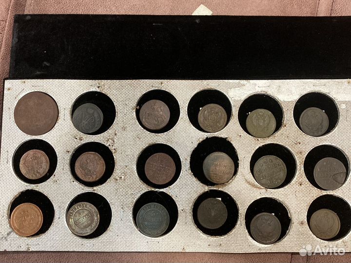 Монеты и банкноты, значки