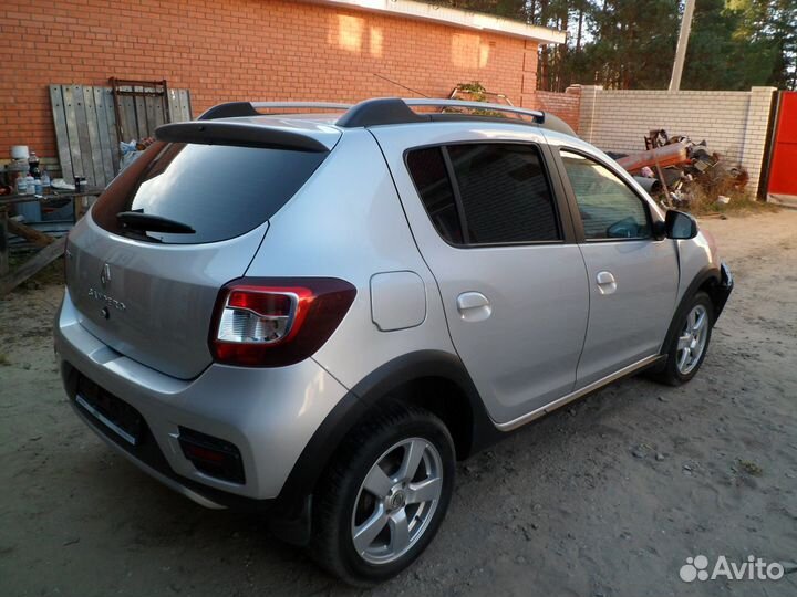 Renault Sandero Stepway 1.6 AT, 2018, битый, 70 000 км