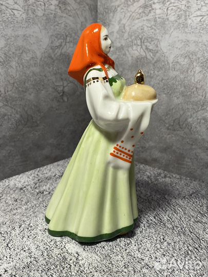 Фарфоровая статуэтка 