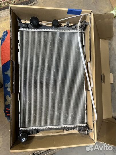 Радиатор охлаждения на mercedes 212 c207