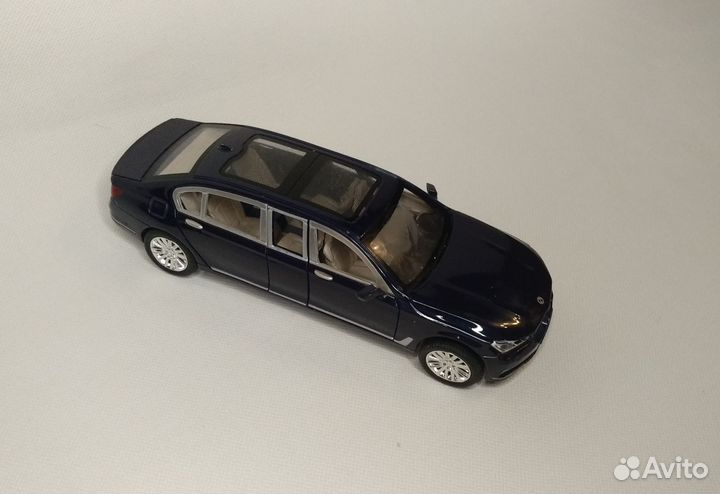 Модель автомобиля BMW 760 long масштаб 1/24