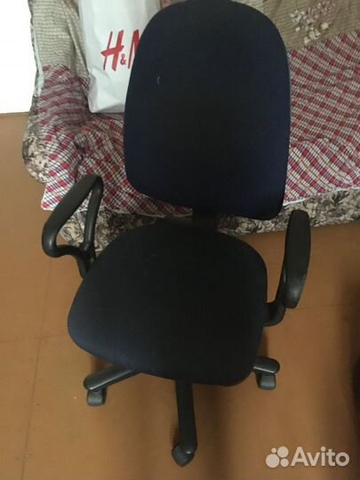 Компьютерное кресло, ретро-чемодан СССР для декора