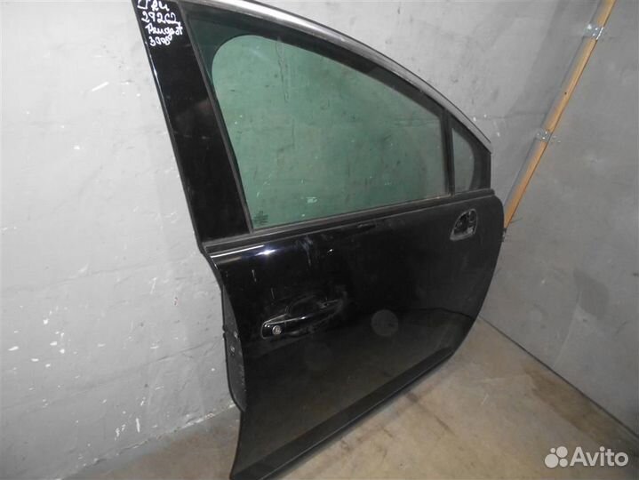 Дверь передняя правая от Peugeot 3008 2010-2016