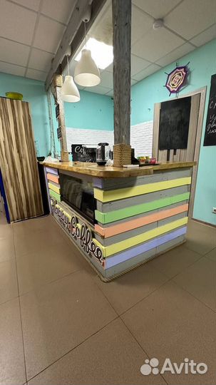 Барная стойка из слэба и полочки