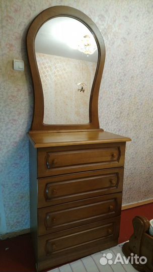 Комод с зеркалом в спальню