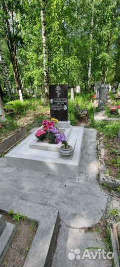 Уборка могил на кладбище