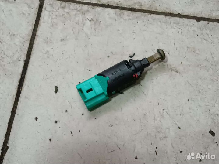 Кнопка концевик педали тормоза Citroen c5x7