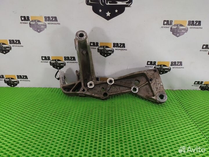 Кронштейн переднего рычага правый R