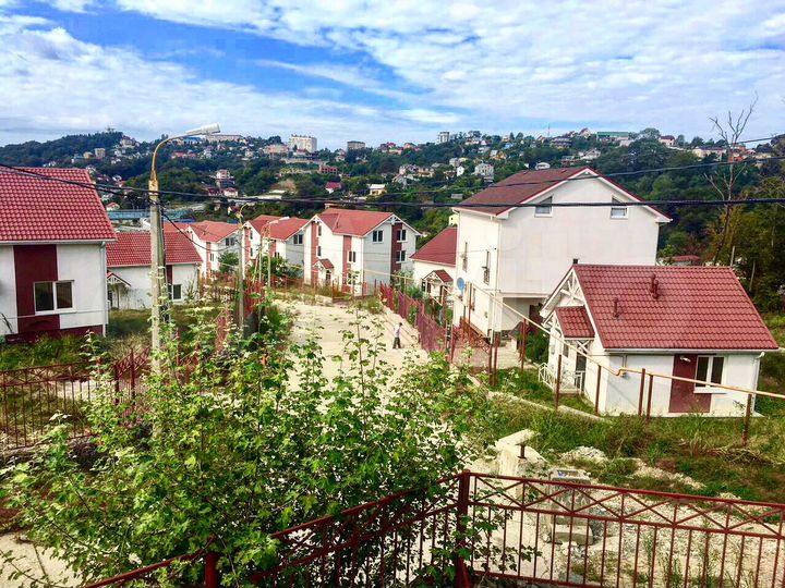 Авито сочи снять дом. Таунхаус в сочи. Авито сочи снять дом. Адлер частный сектор. Альпийская 43а сочи.