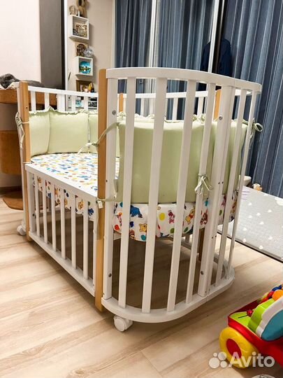 Детская кроватка с маятником