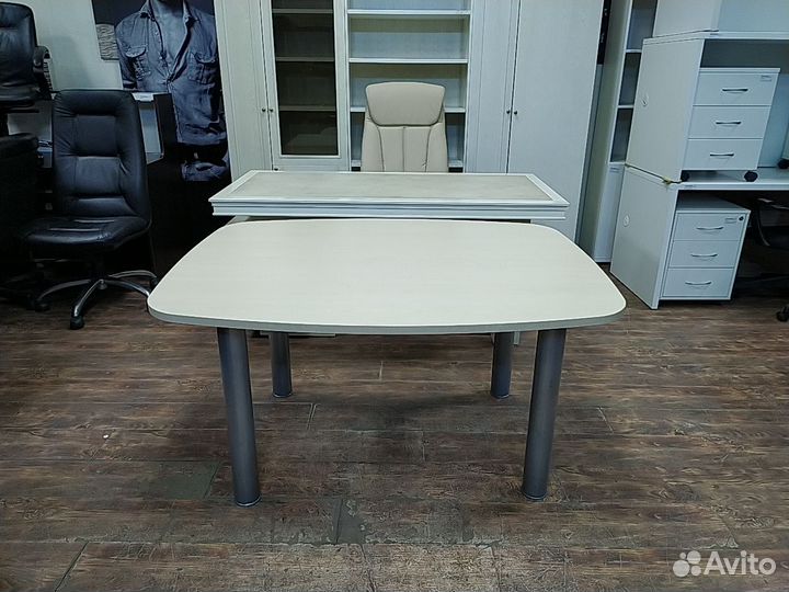 Стол для переговоров б/у 140х110х75 02180-клн