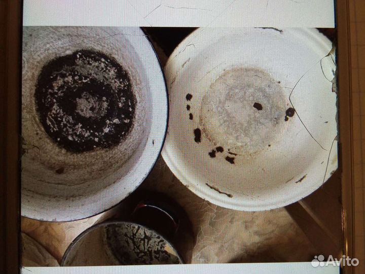 Старые тазы и кастрюли