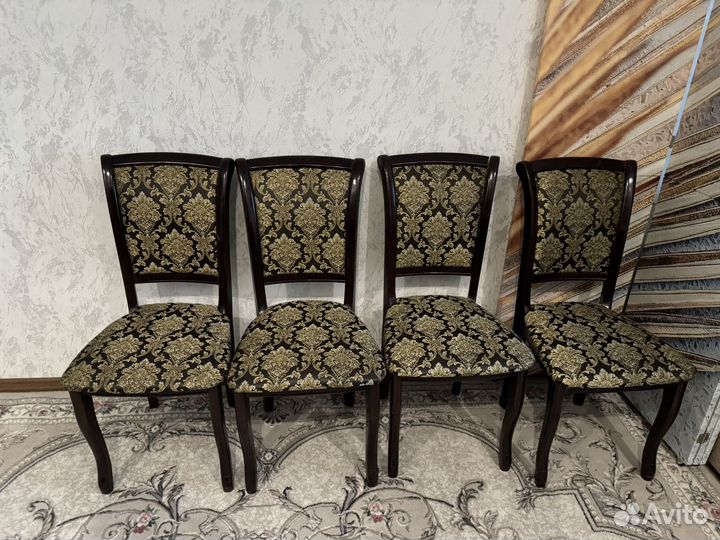 Кухонный стол и стулья