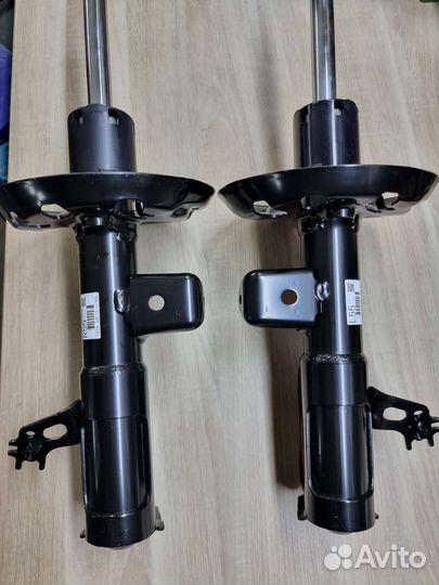 Амортизатор передний левый правый Toyota Camry V70